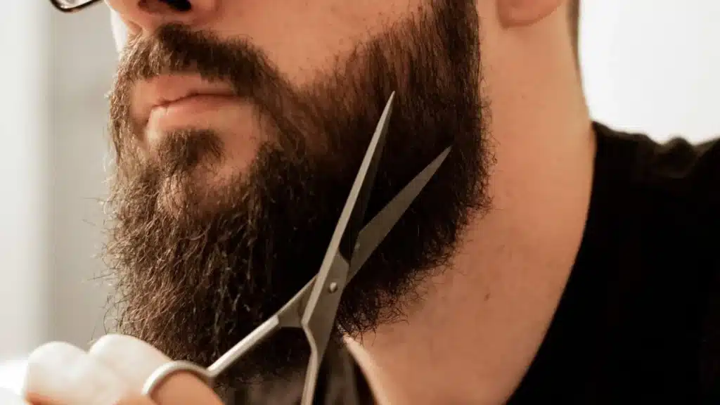 Hoe gebruik je een schaar om je baard te trimmen?